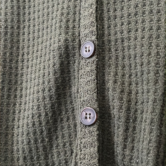 Green, long-sleeved button shirt - Picture 2 of 4